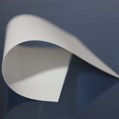 Película base de PET azul transparente y duradera, adecuada para aplicaciones de embalaje industrial e impresión, que ofrece un costo razonable